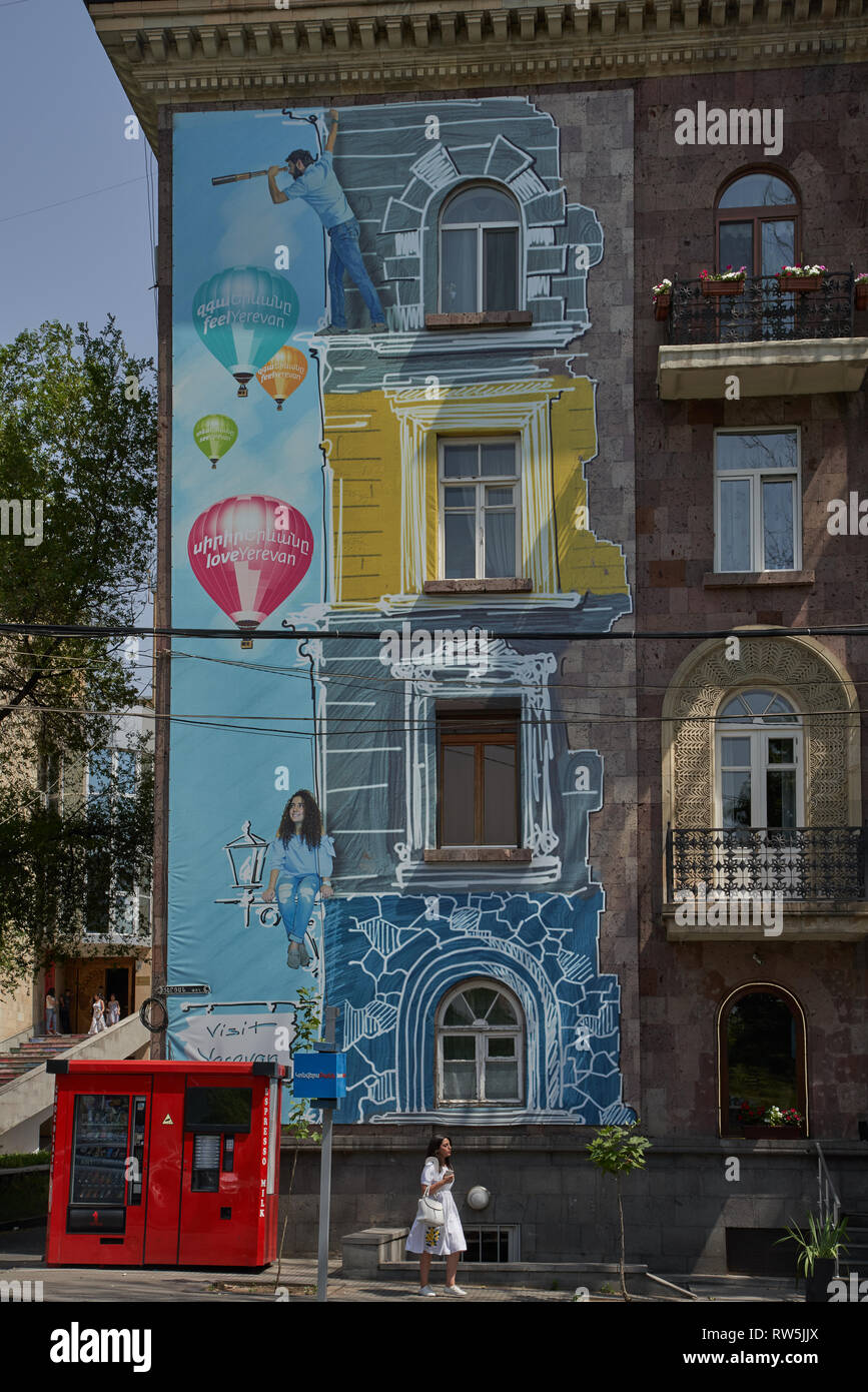 Illustrazione murale su edificio nel centro di Yerevan, Armenia Foto Stock