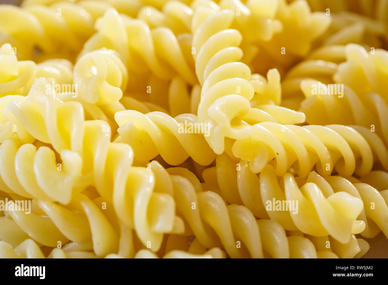 Fusilli sfondo. Close-Up Texture della spirale italiana maccheroni Foto Stock