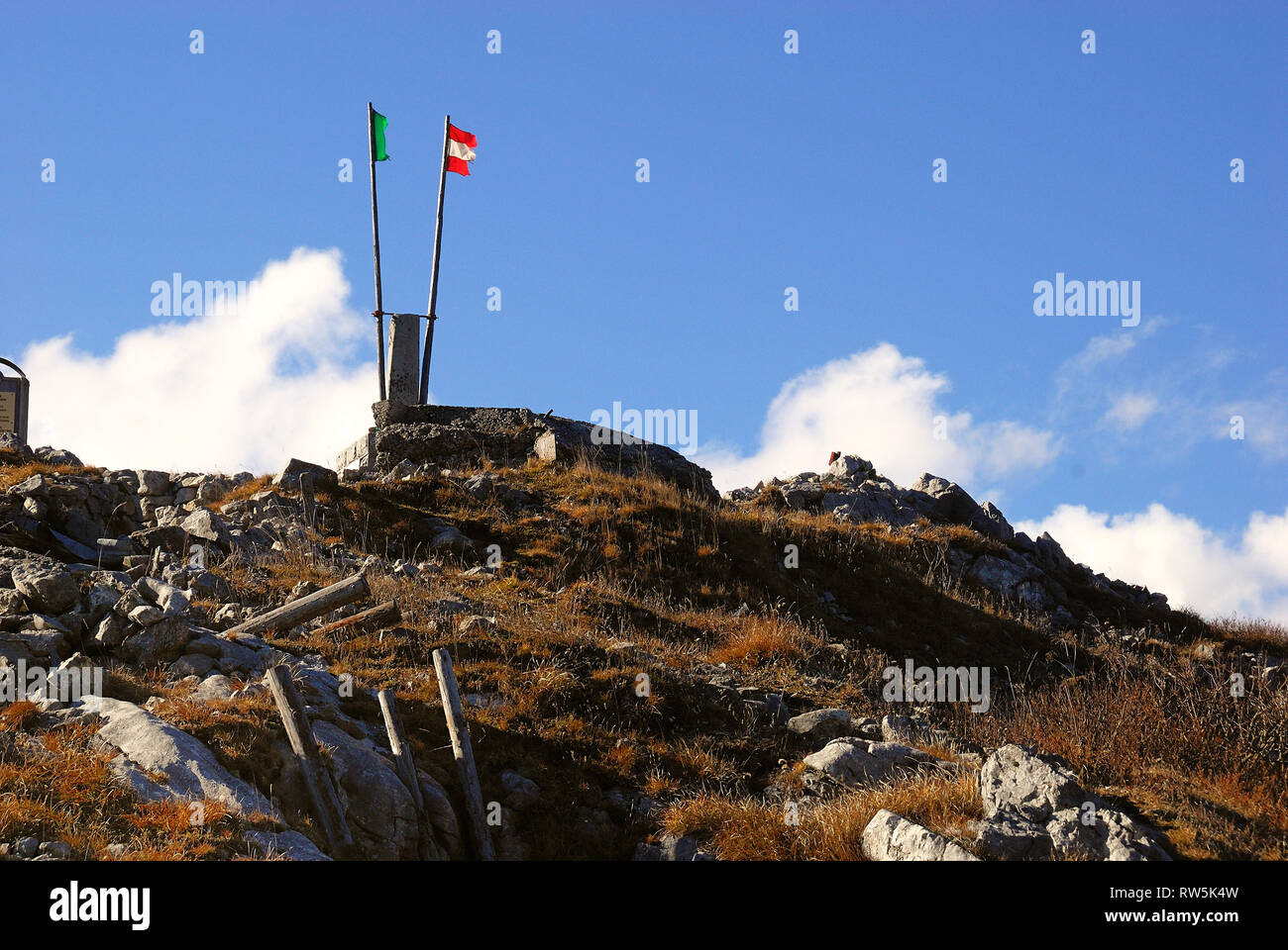 La prima guerra mondiale, le Alpi Carniche, il Monte Freikofel. Essa è stata teatro di sanguinose battaglie tra italiani e austro-ungarico soldati durante la prima guerra mondiale. La sommità del monte con la realtà italiana e le bandiere austriache. Foto Stock