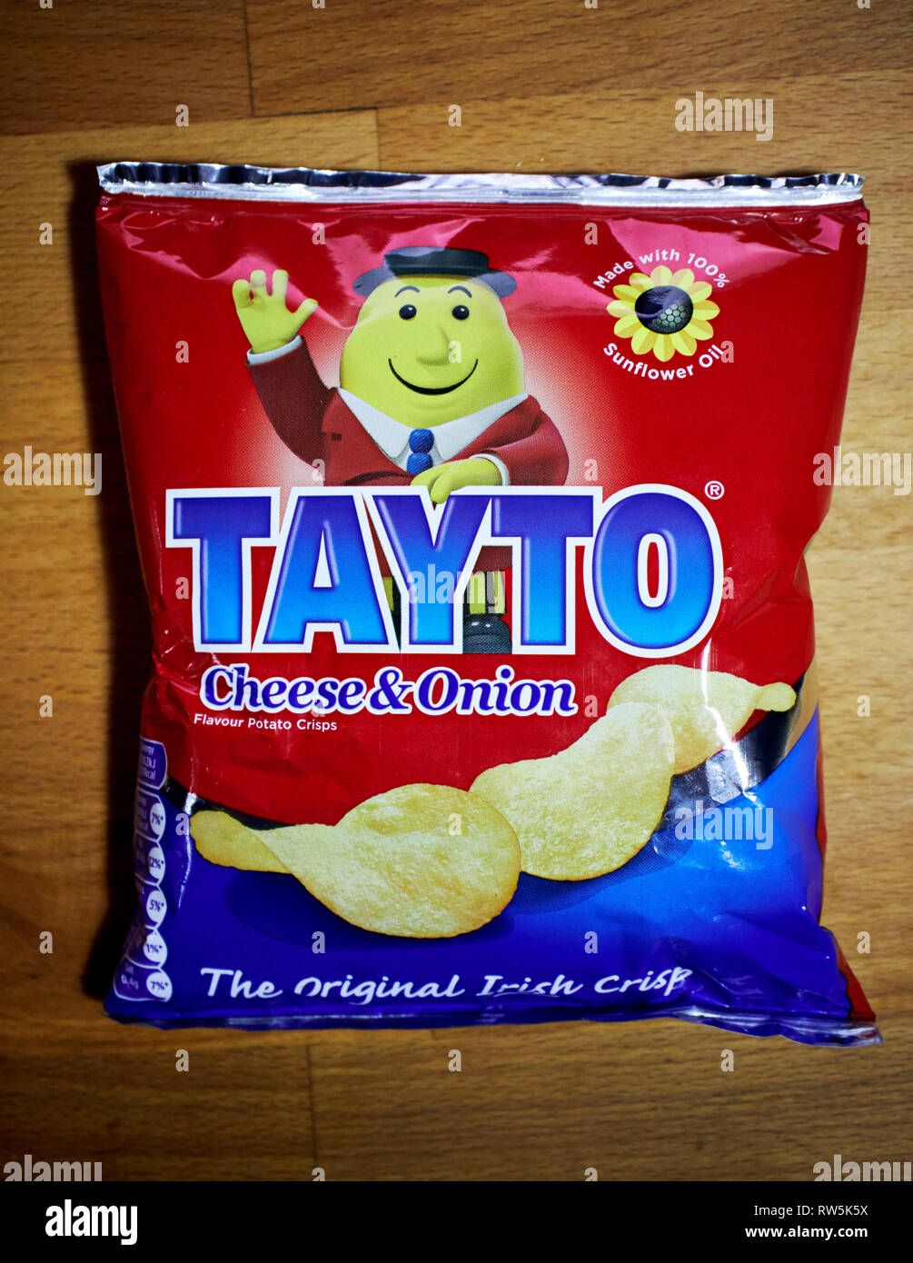 Tayto il formaggio e la cipolla irish patatine dalla Repubblica di Irlanda Foto Stock