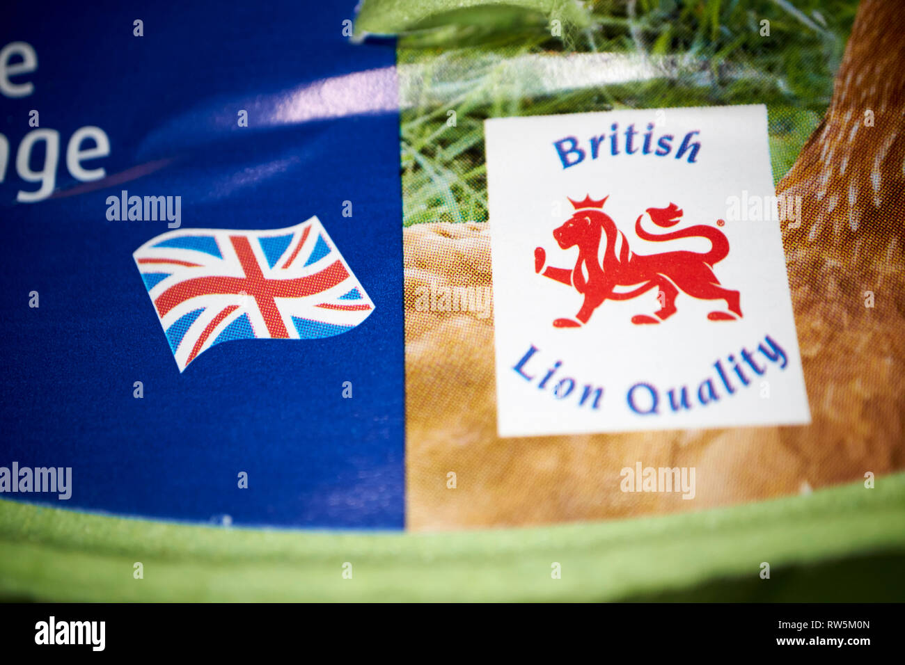 Lion marchio di qualità e la bandiera europea su una confezione di uova britannico Foto Stock