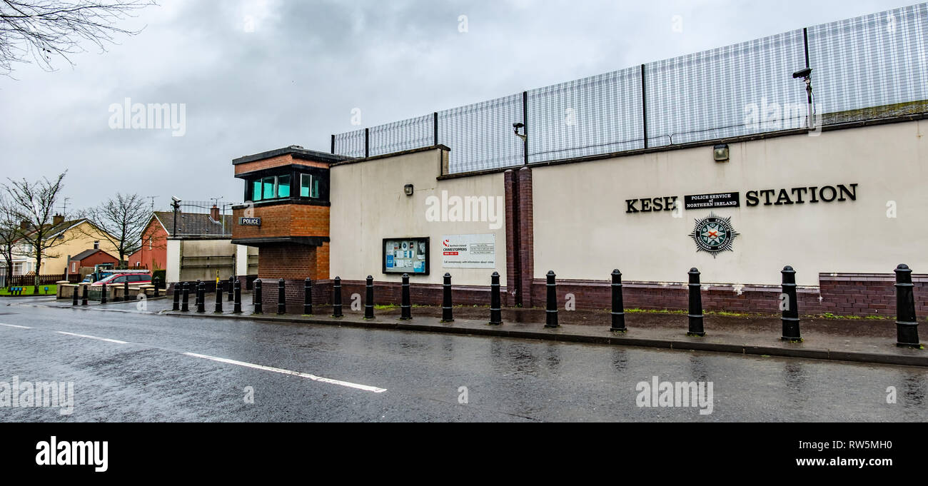 ENNISKILLEN, Ulster / IRLANDA DEL NORD - marzo 03 2019 : La Kesh stazione di polizia è protetto da un grande recinto di un paio di giorni prima della Brexit. Foto Stock