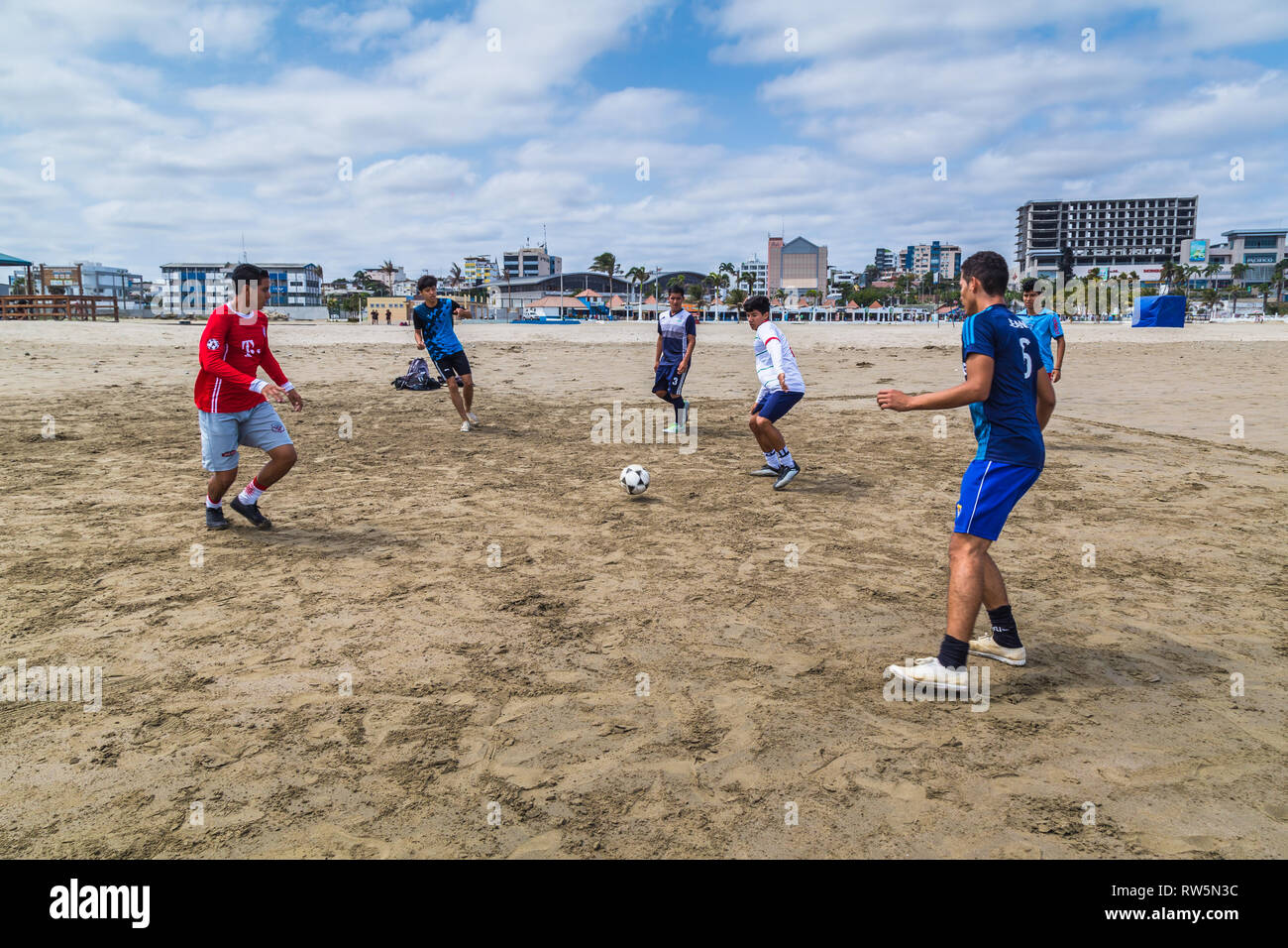 Manta, Ecuador, Settembre 28, 2018: un gruppo di studenti non identificato giocare a calcio sulla spiaggia, prima di andare a classi, come parte di un comune prog Foto Stock