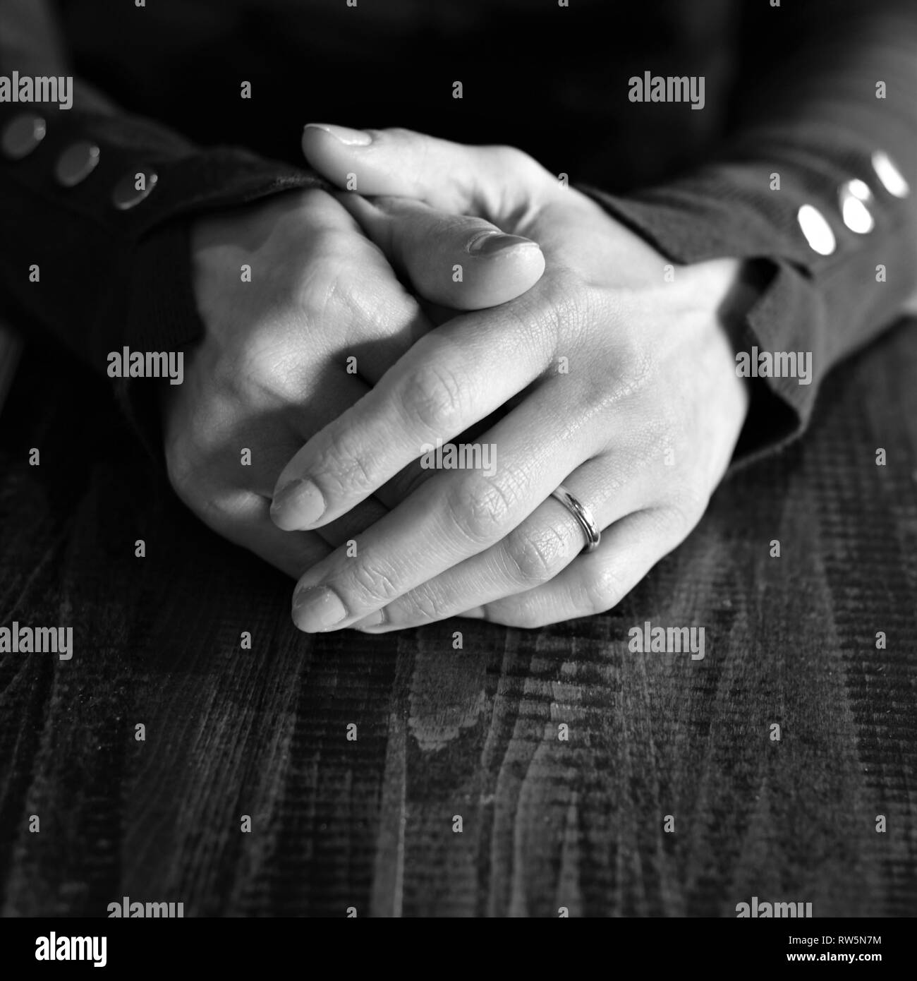 Le mani sul tavolo Foto Stock Le mani sul tavolo Foto Stock