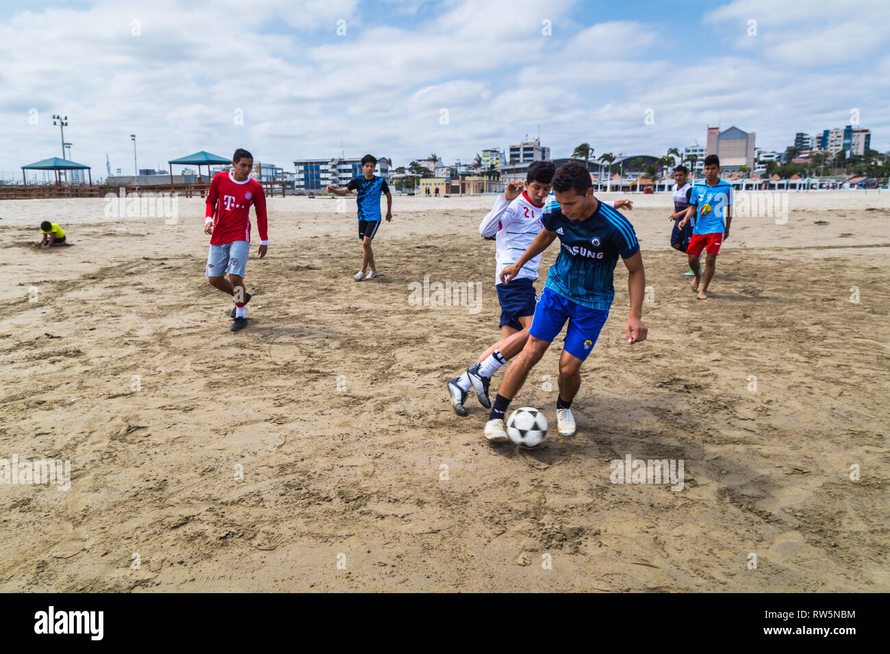 Manta, Ecuador, Settembre 28, 2018: un gruppo di studenti non identificato giocare a calcio sulla spiaggia, prima di andare a classi, come parte di un comune prog Foto Stock