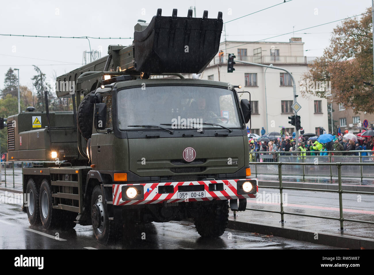 Strada Europea, Prague-October 28, 2018: soldati dell esercito ceco sono in sella universale macchina di finitura sulla parata militare il 28 ottobre 2018 in Prag Foto Stock
