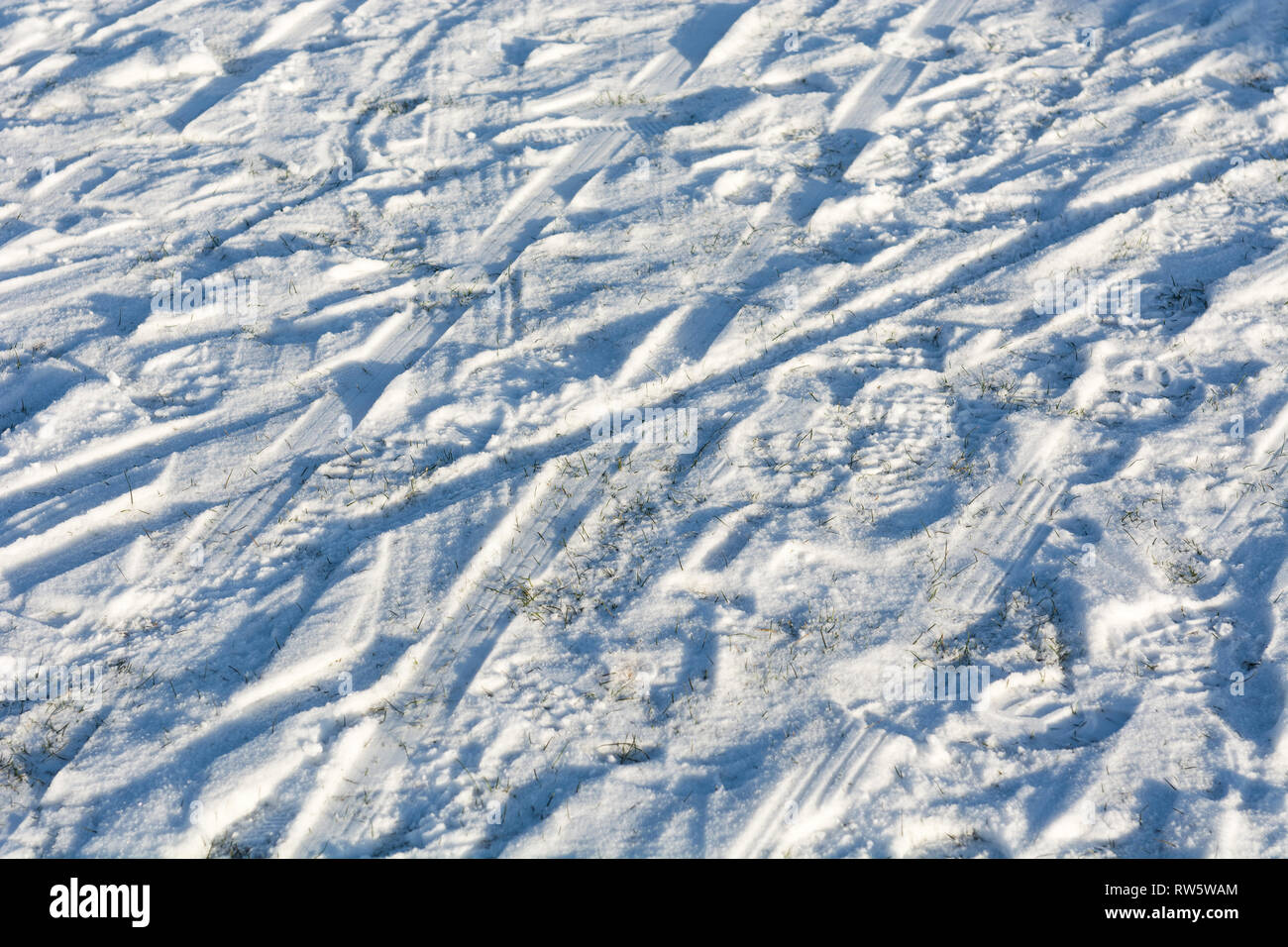 Tracce nella neve come si vede per esterno Foto Stock