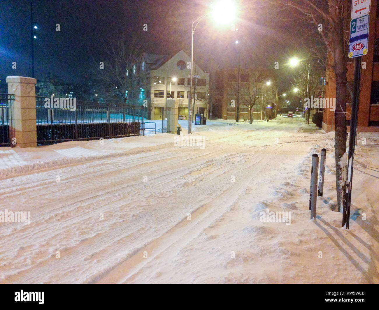 Strade innevate nella provvidenza di notte con auto Foto Stock