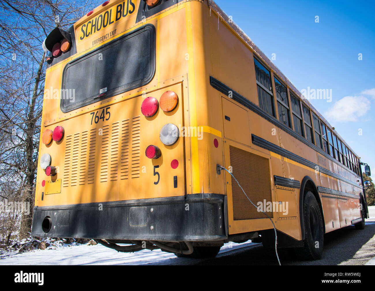 Basso angolo vista sul retro e sul lato di un autobus con il riscaldatore monoblocco collegato durante il periodo invernale Foto Stock