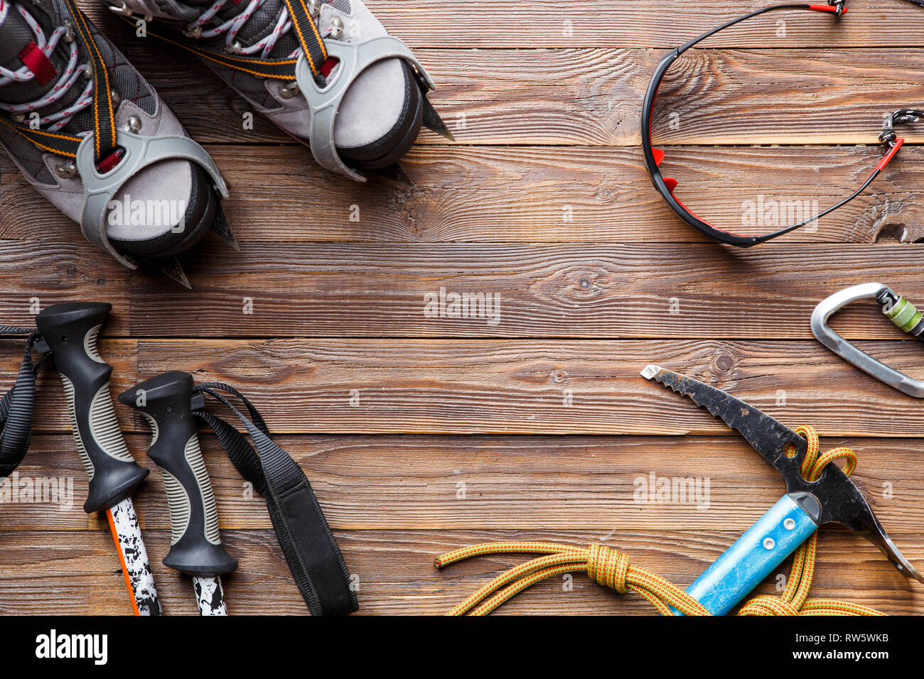 Immagine sulla sommità di bastoncini da sci, scarponi, picks su sfondo di legno. Posto per il testo. Foto Stock