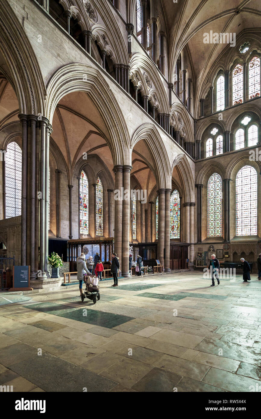 Interior shot di una parte della Cattedrale di Salisbury con la gente Foto Stock