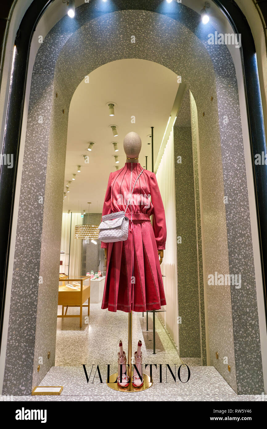 Roma, Italia - circa novembre, 2017: abbigliamento sul visualizzatore in corrispondenza di un magazzino di Valentino a Roma. Foto Stock