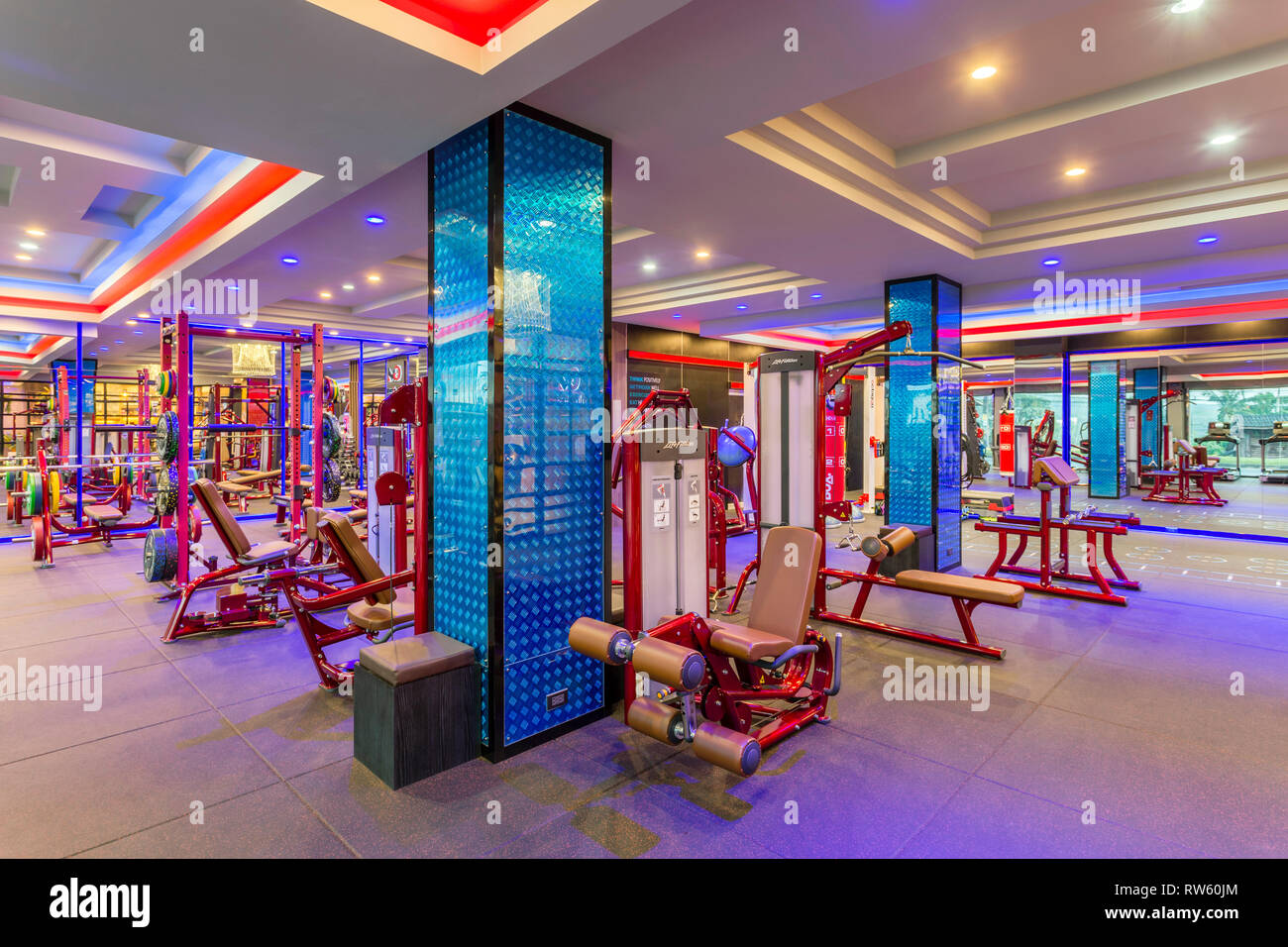 GM Life Fitness club salute camera interna riempita con attrezzature per il fitness e la macchina ginnica di Krabi, in Thailandia. Foto Stock