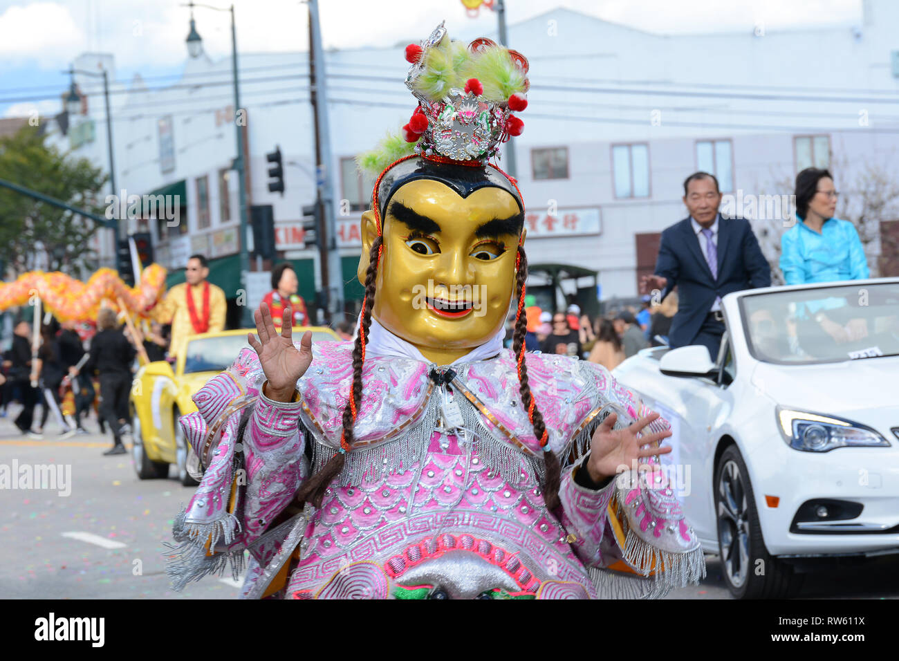 LOS ANGELES - 9 febbraio 2019: Costume e carattere mascherato presso il Los Angeles Golden Dragon Parade, celebrando l'Anno Nuovo Cinese Foto Stock