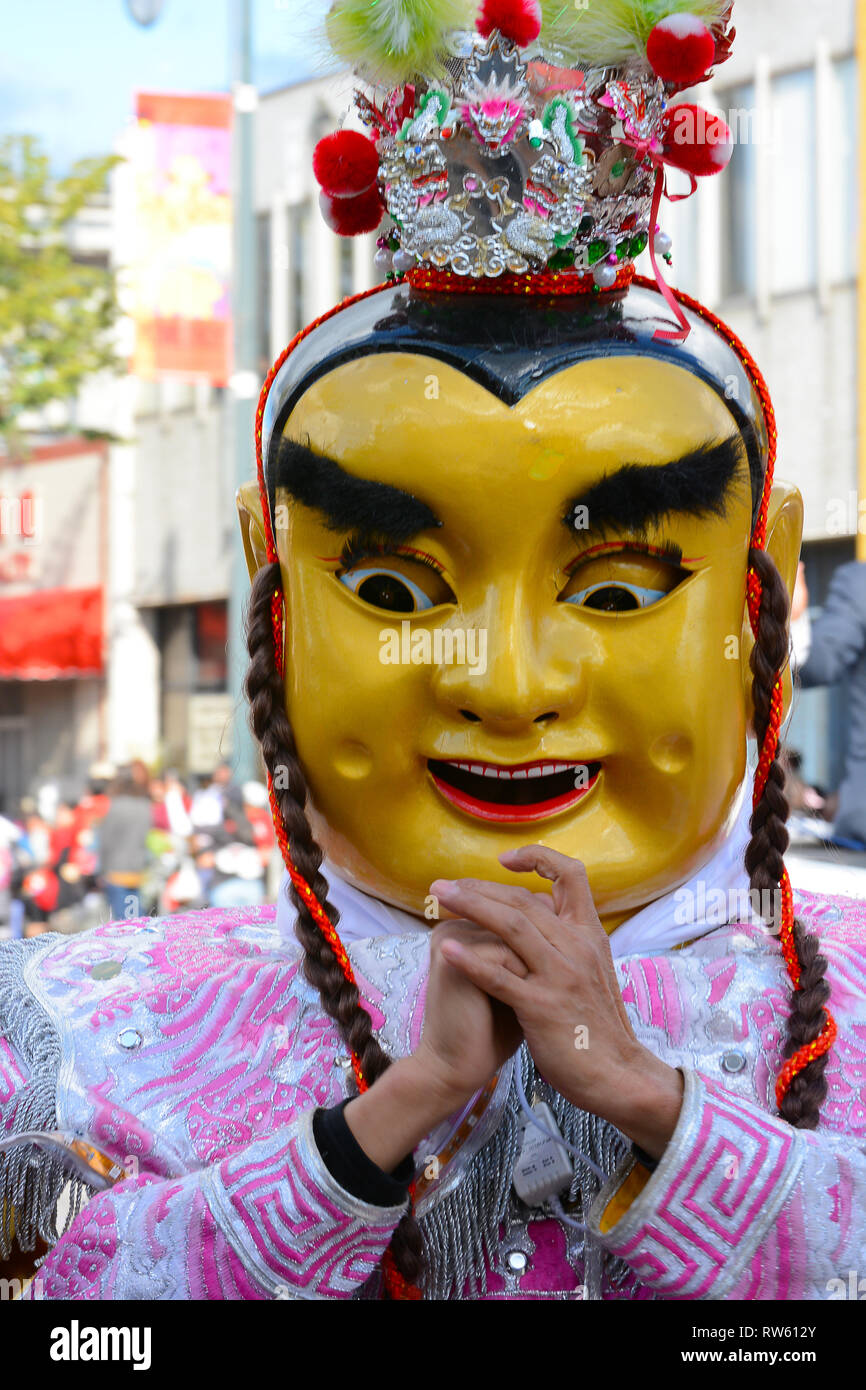 LOS ANGELES - 9 febbraio 2019: Performer in Maschera e Costume al Golden Dragon Parade, per celebrare il nuovo anno cinese. Foto Stock
