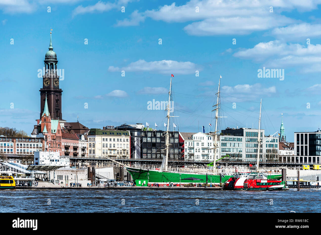 Il porto e il mare ad Amburgo, in Germania, contro il cielo blu Foto Stock