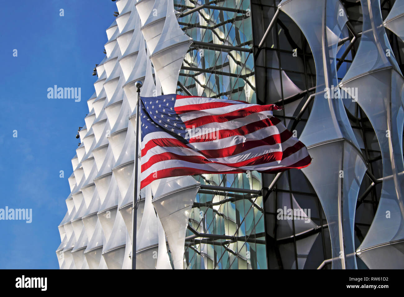 La nuova ambasciata statunitense edificio con le stelle e strisce di bandiera in Nine Elms Lane, Wandsworth, West London SW11 Inghilterra UK KATHY DEWITT Foto Stock