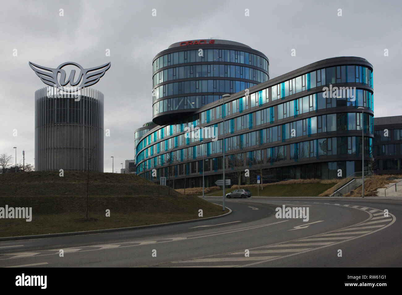 Logo Waltrovka topping l'albero di ventilazione nella parte anteriore dell'edificio Aviatica del Waltrovka Residence (Rezidence Waltrovka) in Jinonice del distretto di Praga, Repubblica Ceca. La dimora e business complesso fu costruito sul terreno della ex fabbrica di Walter noto anche come la fabbrica Waltrovka. Foto Stock