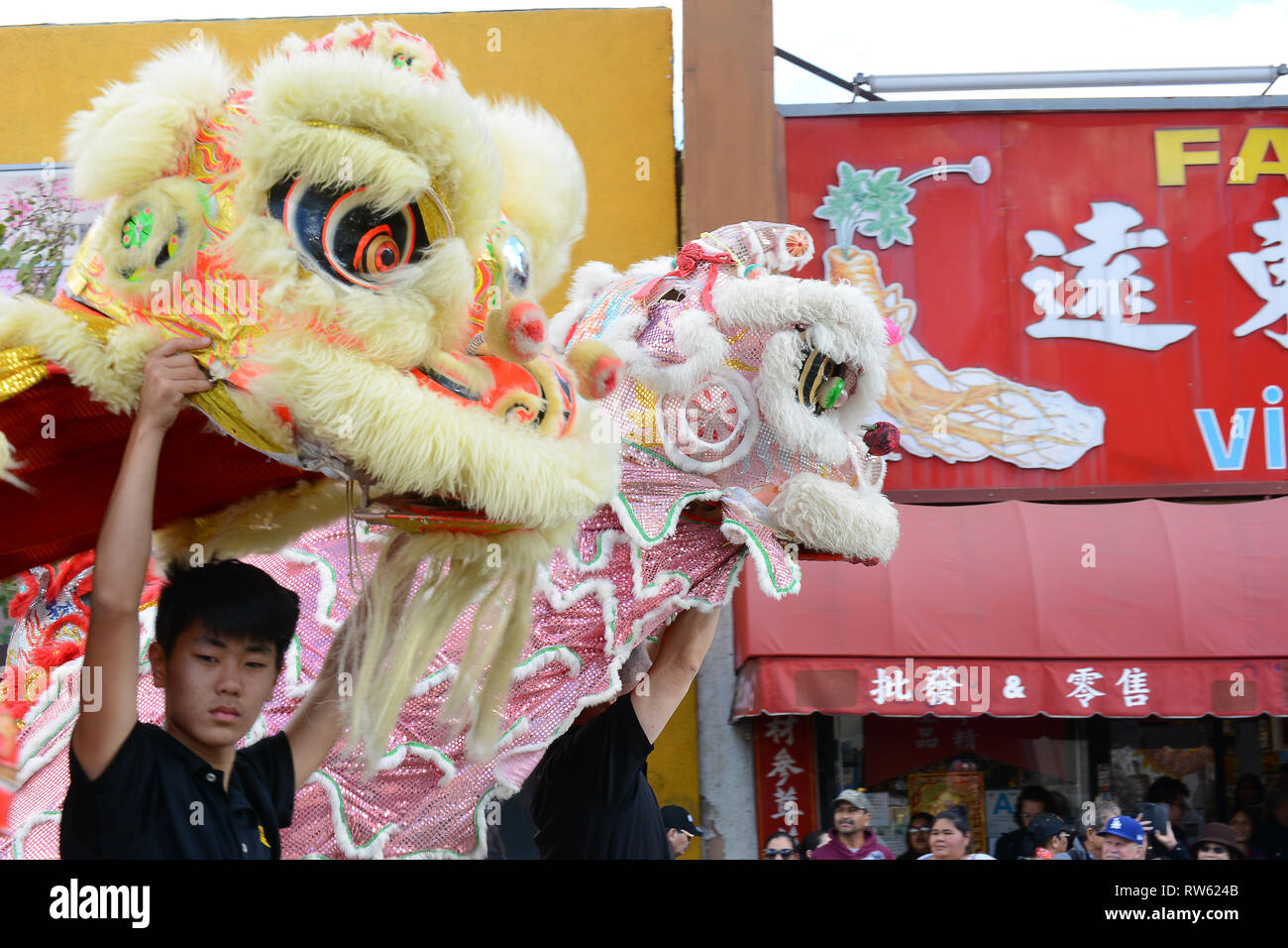 LOS ANGELES - 9 febbraio 2019: due draghi al Golden Dragon Parade, per celebrare il nuovo anno cinese. Foto Stock