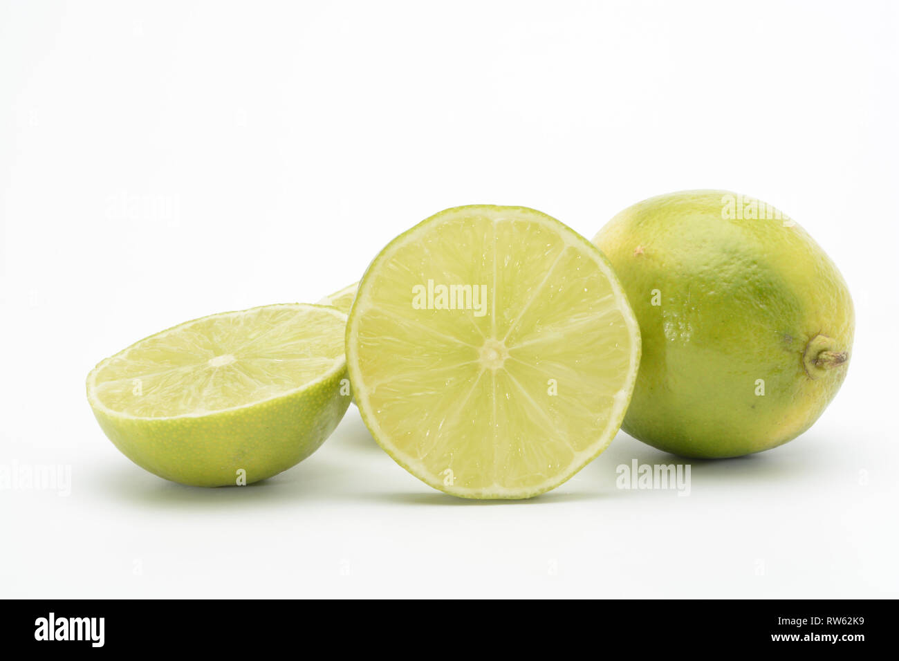 Lime su sfondo bianco, a fette Foto Stock