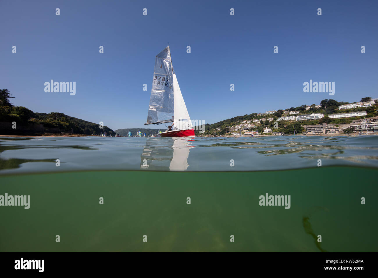 Salcombe è un mozzo di attività a vela d'estate. Questa foto è stata scattata con un Nauticam alloggiamento subacqueo come le barche navigato dal. Foto Stock