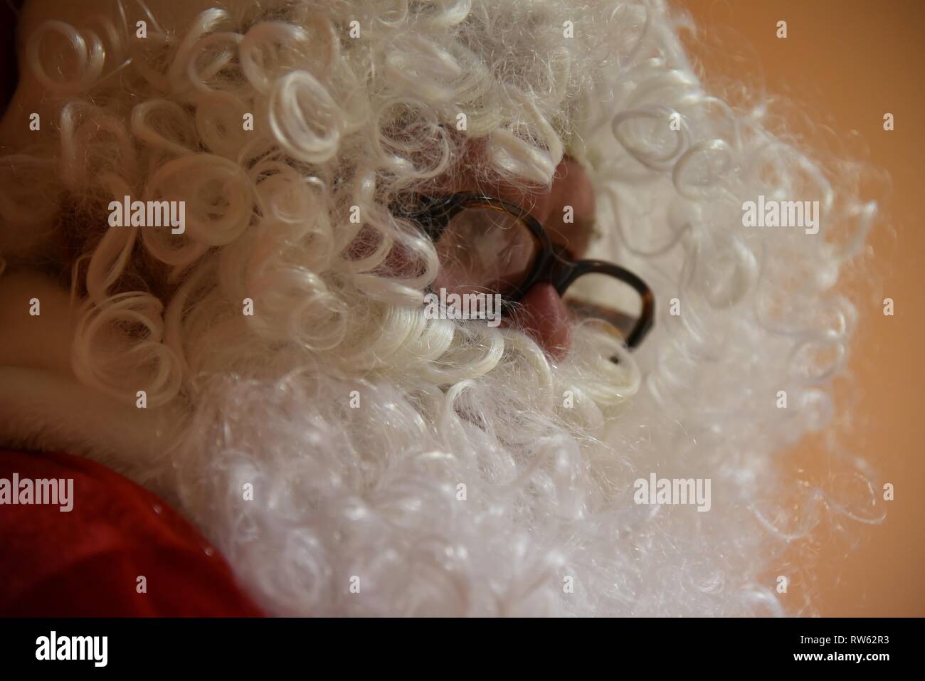 Un uomo non identificabili vestiti da Babbo Natale o Santa Claus, o Pere Nöel come egli è conosciuto in Francia Foto Stock