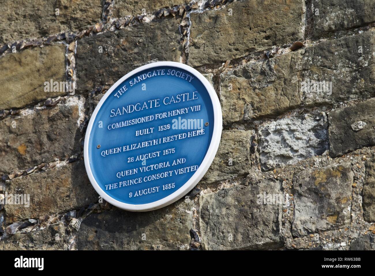 Un montato a parete placca fissata alla parete esterna del Castello Sandgate, Kent, Regno Unito Foto Stock