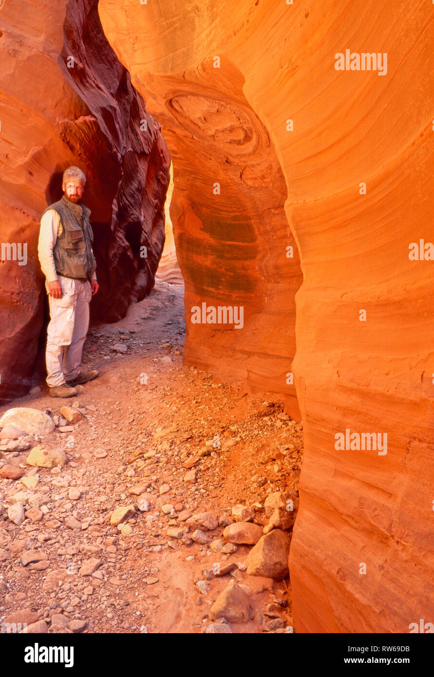 Ritratto di auto di Giovanni figliando in piccole cave di morte vicino a Escalante, Utah Foto Stock