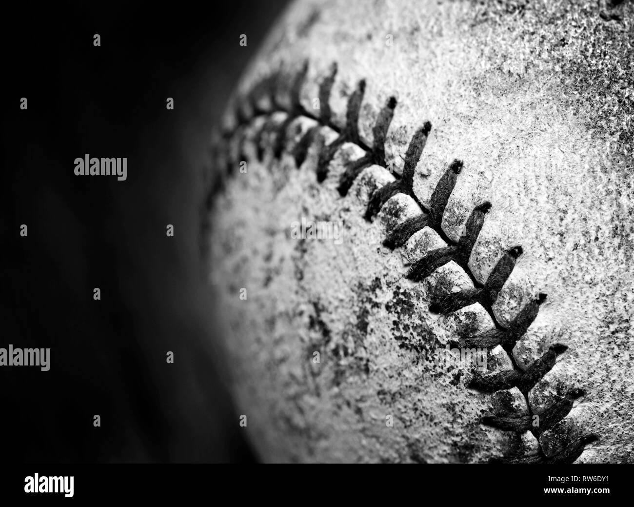Dettaglio del vecchio usurato il baseball con texture in pelle sport gioco della concorrenza Foto Stock