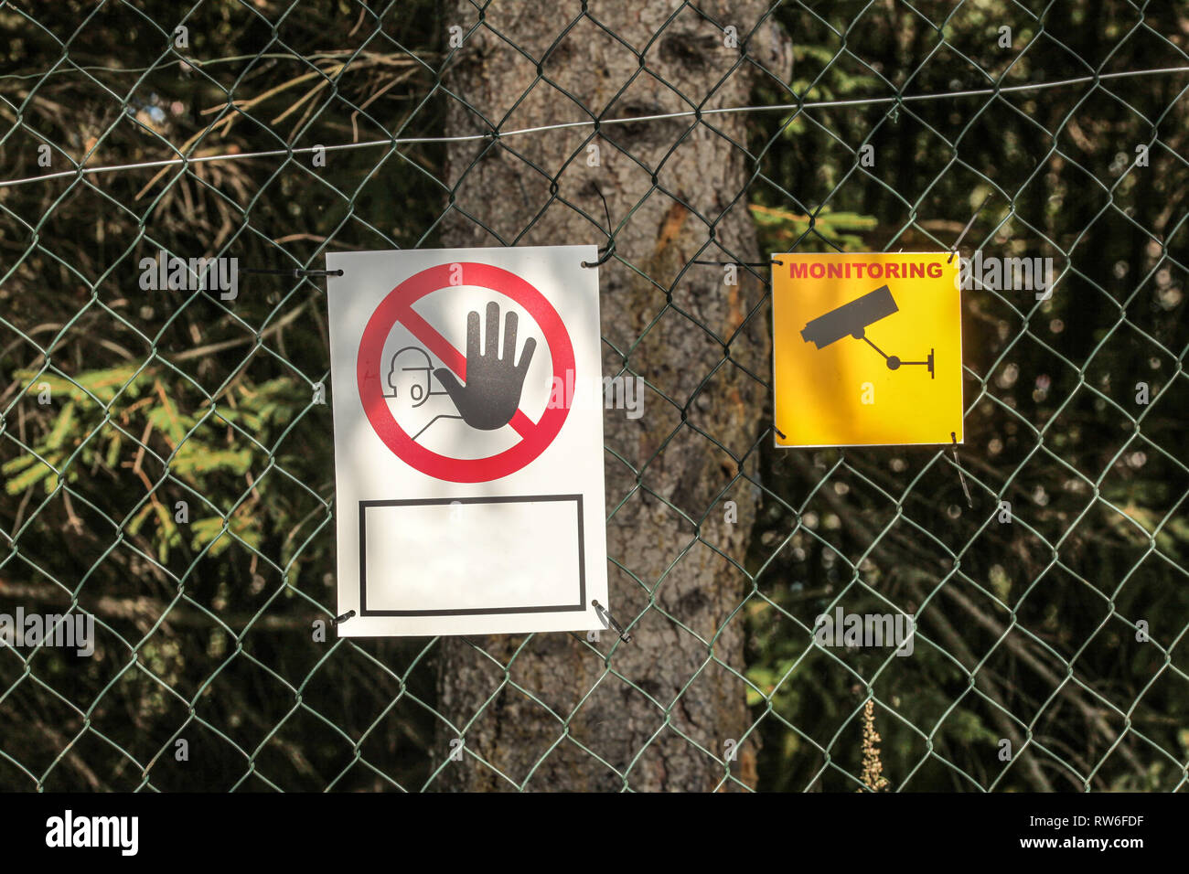 Collegate lo spintore a filo con 'Tenere fuori' e 'Video sorveglianza segni". Foto Stock