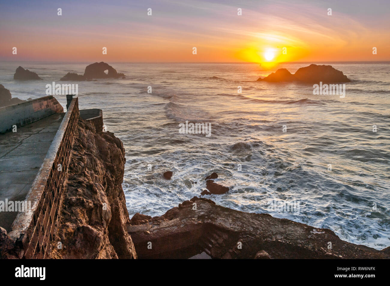 Tramonto al Land's End Seashore, guardando fuori all'Oceano Pacifico, San Francisco, California. Foto Stock