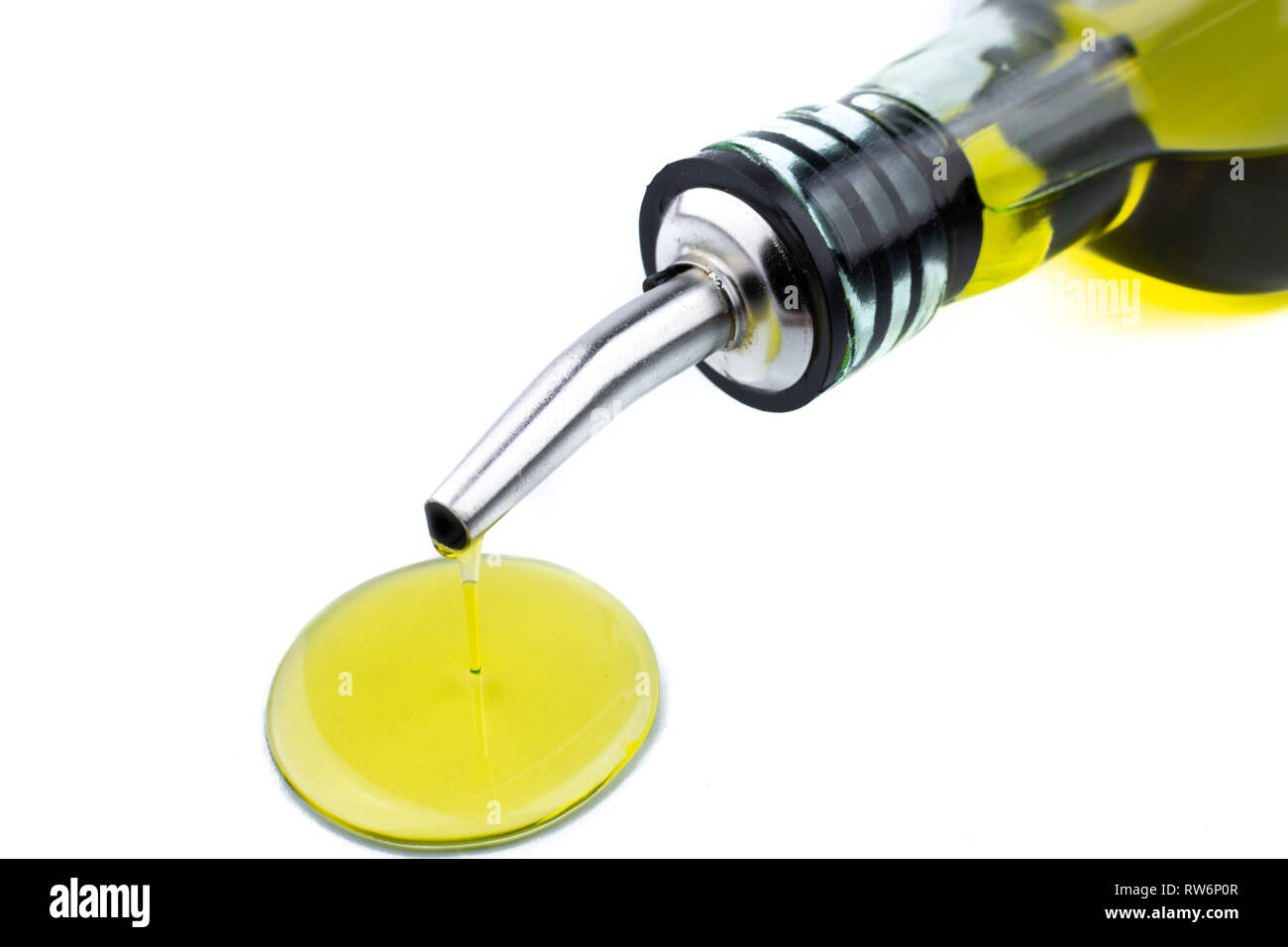 Olio di oliva in una bottiglia di vetro su bianco Foto Stock