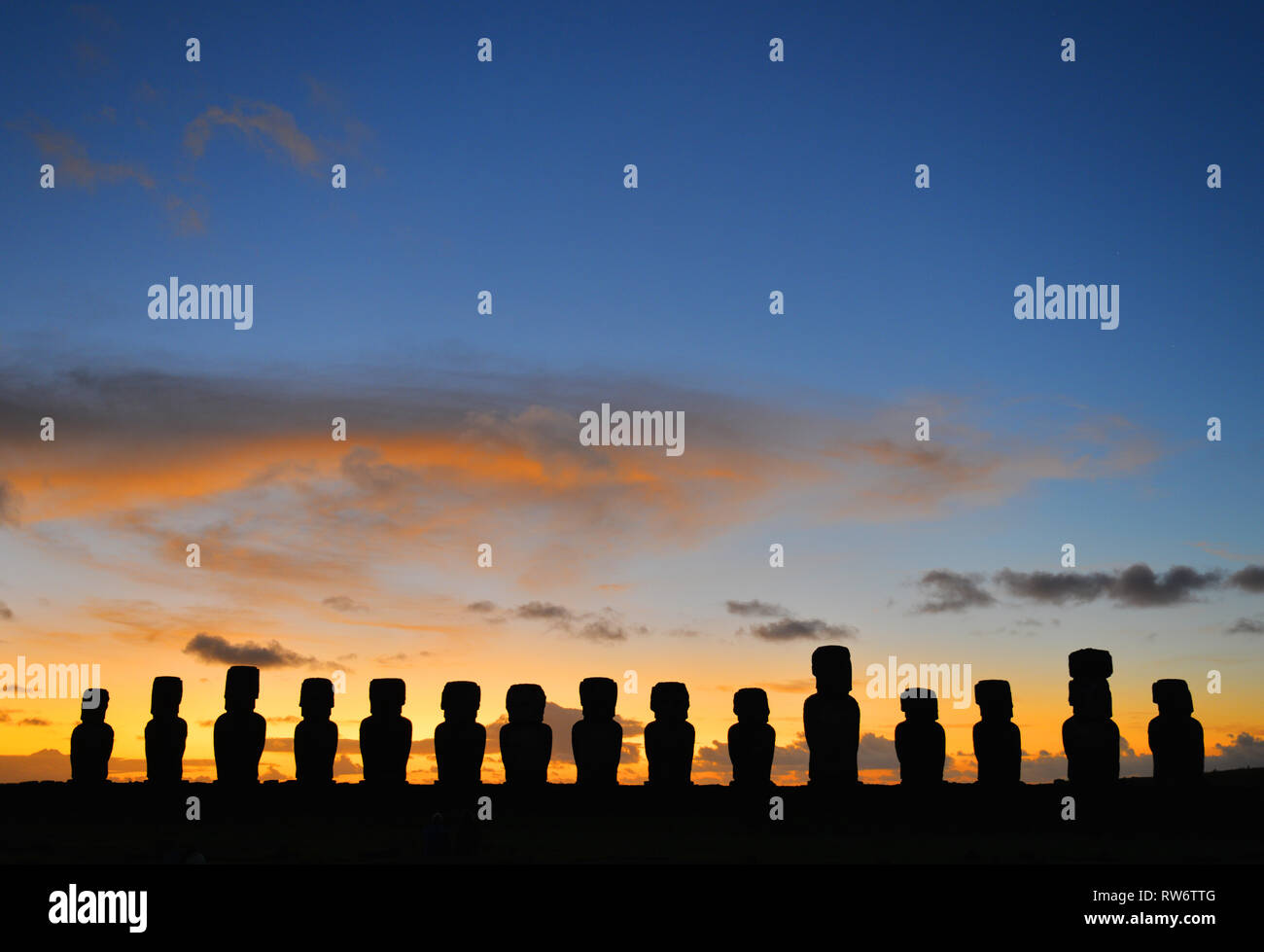 La silhouette di quindici statue Moai di Ahu Tongariki all alba di Rapa Nui Island (l'Isola di Pasqua) nel mezzo dell'Oceano Pacifico, Cile. Foto Stock