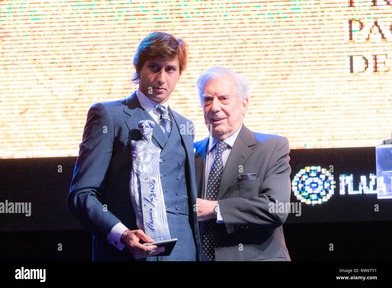 Andres Roca Rey(L) e Mario Vargas Llosa sono visti con il premio Paquiro durante la PX Paquiro Awards Edition in Madrid. Foto Stock