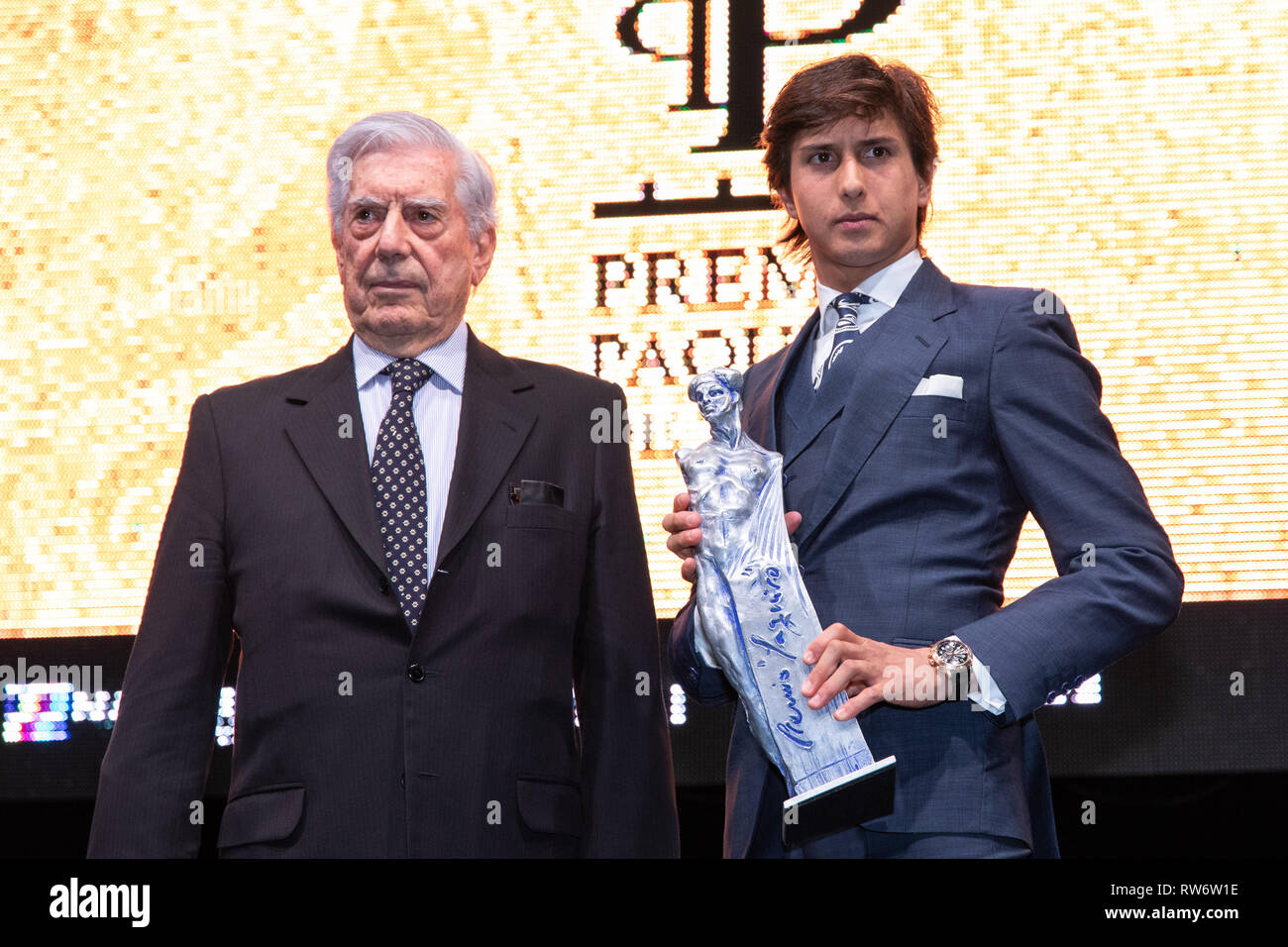 Mario Vargas Llosa e Andres Roca Rey sono visti con il premio durante la PX Paquiro Awards Edition in Madrid. Foto Stock