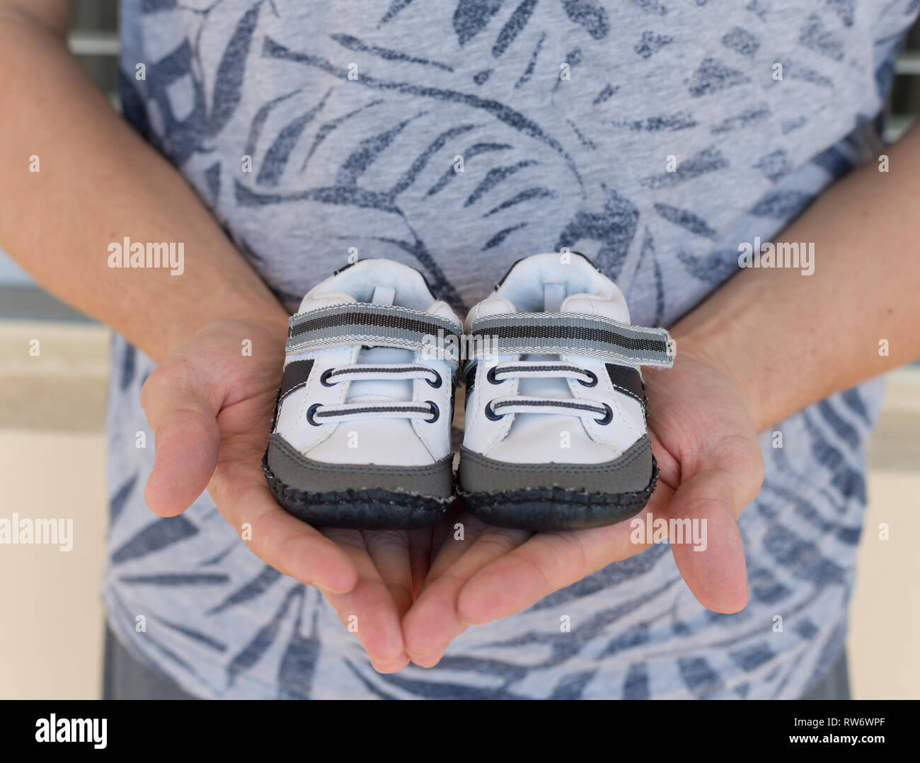 Piccolo bambino scarpe in mani Foto Stock
