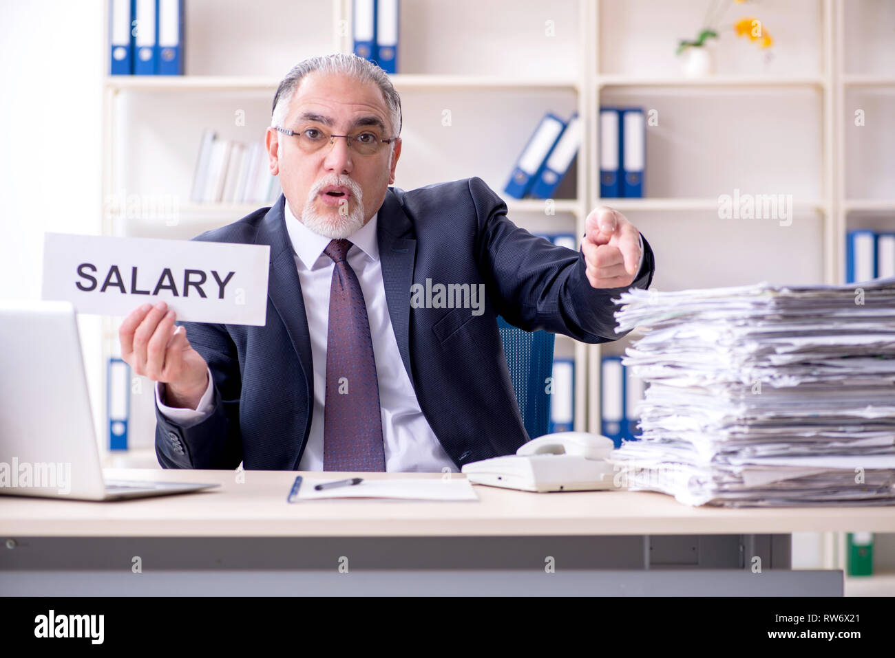 Bianco vecchio barbuto imprenditore dipendente scontento di un eccessivo lavoro Foto Stock