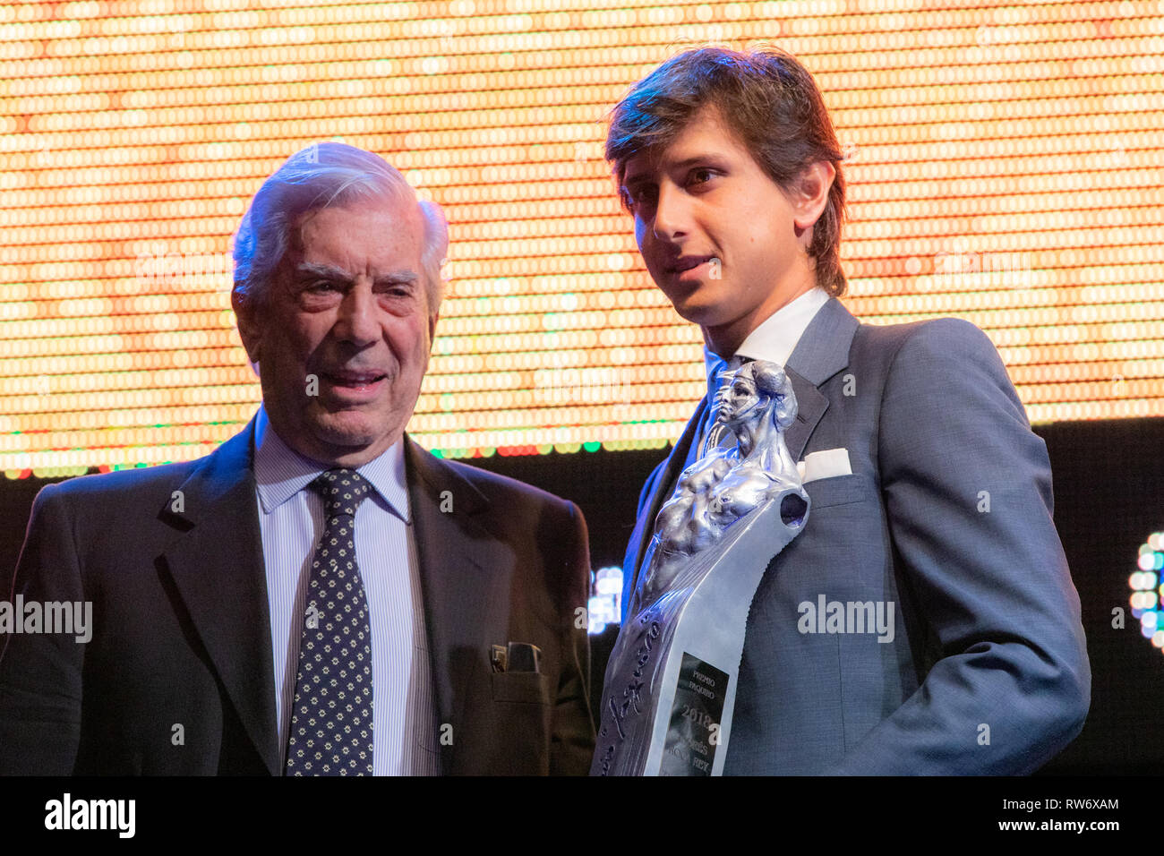 Madrid, Spagna. Mar 4, 2019. Andres Roca Rey(L) e Mario Vargas Llosa sono visti con il premio Paquiro durante la PX Paquiro Awards Edition in Madrid. Credito: Gesù Hellin/SOPA Immagini/ZUMA filo/Alamy Live News Foto Stock