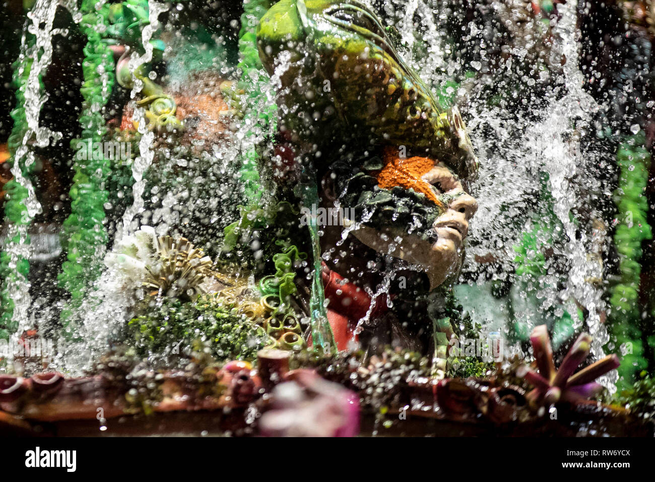 Pechino, Brasile. 3 Mar, 2019. Un reveler della scuola di samba Unidos " do Viradouro' assiste le sfilate di carnevale di Rio 2019 al Sambadrome a Rio de Janeiro in Brasile il 3 marzo 2019. La sfilata del gruppo speciale scuola di samba è iniziato domenica. Credito: Li Ming/Xinhua/Alamy Live News Foto Stock