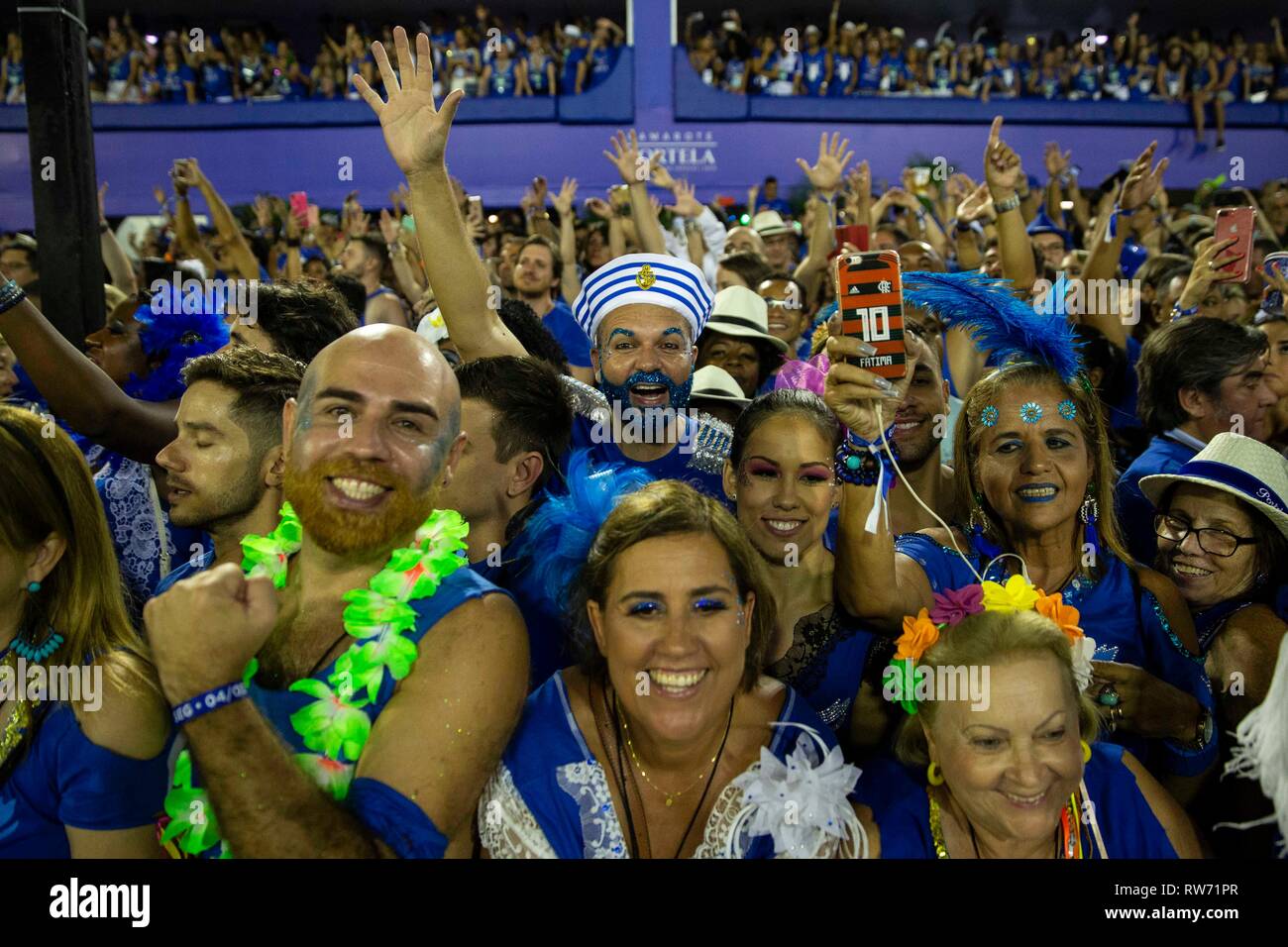 Rio De Janeiro, Brasile. Mar 5, 2019. Il pubblico reagisce durante le sfilate di carnevale di Rio 2019 al Sambadrome a Rio de Janeiro in Brasile, il 5 marzo 2019. La sfilata del gruppo speciale scuola di samba ha concluso il martedì. Credito: Li Ming/Xinhua/Alamy Live News Foto Stock
