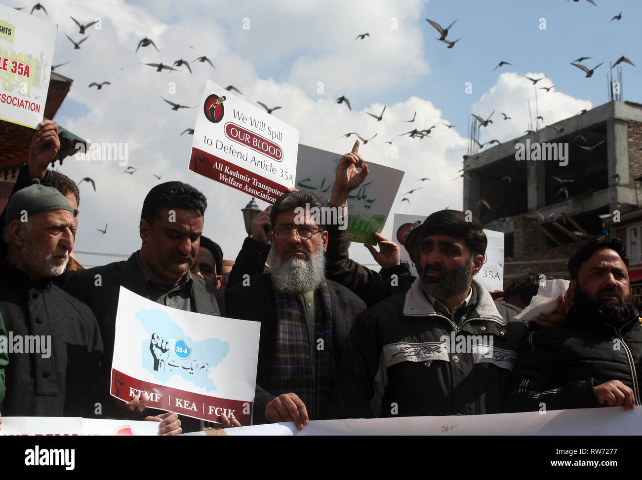 Il Kashmir. 5 Marzo, 2019. Membri del Kashmir alleanza economica gridare slogan durante un giorno di sciopero chiamato dagli operatori del Kashmir .contro il gruppo Jamaat-e islami- divieto per un periodo di cinque anni . Credito: Sofi Suhail/Alamy Live News Foto Stock