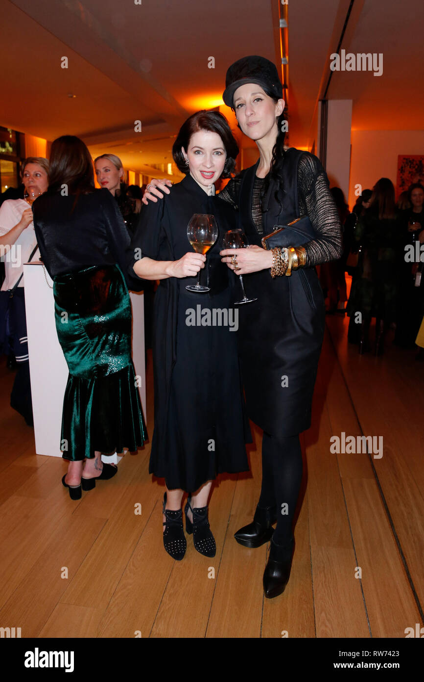 23 febbraio 2019, Germania (tedesco), Berlino: Loretta Stern, Esther Perbandt presso il Business Woman Award con le imprenditrici in vista della Giornata internazionale della donna presso la sede dell' ambasciata di Francia. Foto: Georg Wenzel/dpa-Zentralbild/ZB Foto Stock