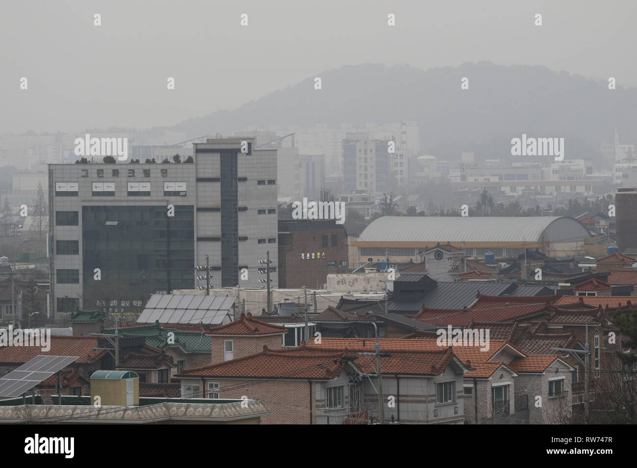 5 marzo 2019 - Changwon, Gyeongnam, COREA DEL SUD - Marzo 05, 2019-Changwon, Gyeongnam-Microdust coperto il cielo e la città di Changwon,a sud di Seul, Corea del Sud. La Corea del Sud è in movimento per designare la polvere fine concentrazioni come un disastro di diritto, una parte della sua contromisure per la nazione il peggioramento dell'inquinamento atmosferico problema, hanno detto i funzionari martedì. (Credito Immagine: © Ryu Seung-Il/ZUMA filo) Foto Stock