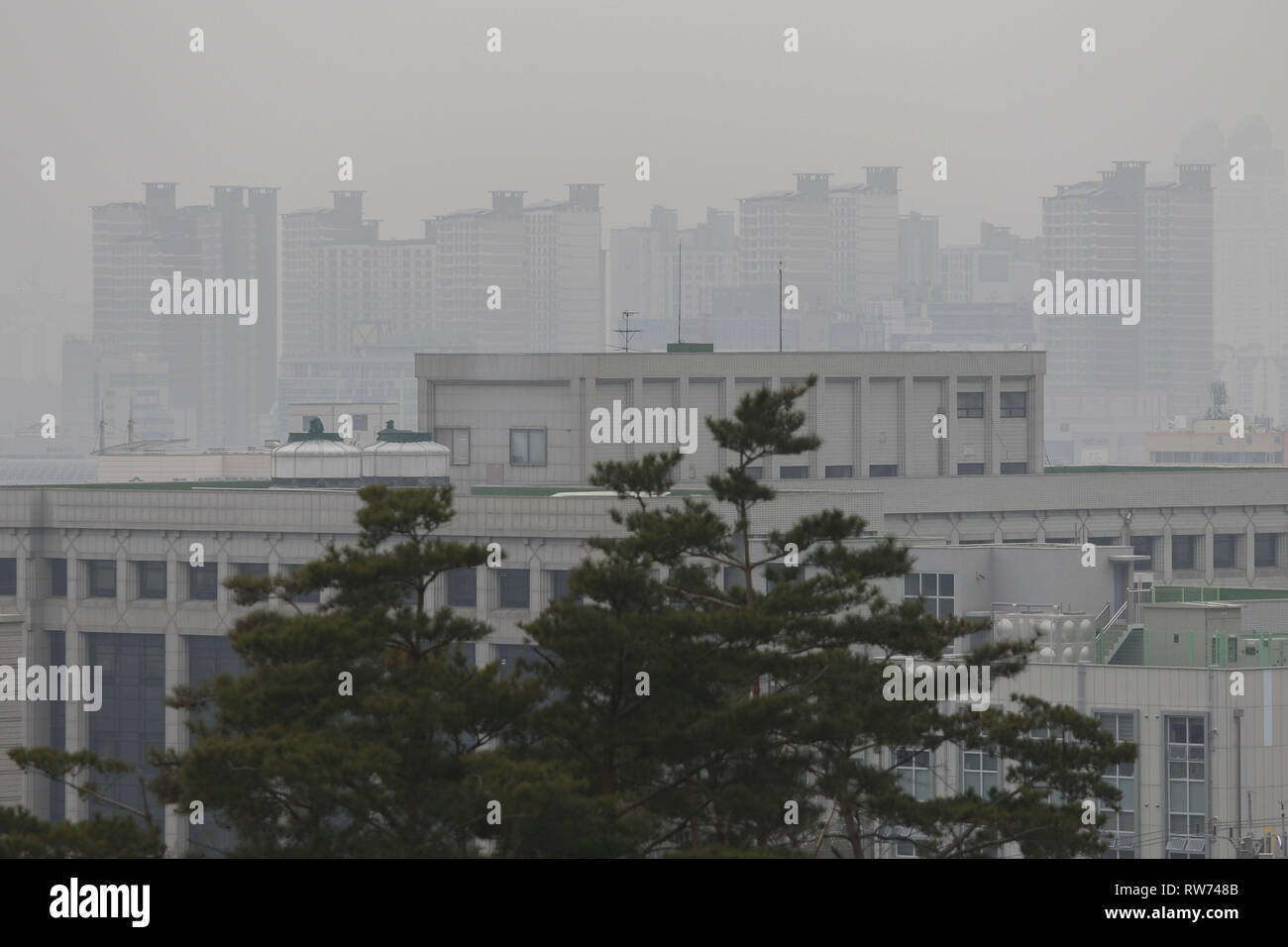 5 marzo 2019 - Changwon, Gyeongnam, COREA DEL SUD - Marzo 05, 2019-Changwon, Gyeongnam-Microdust coperto il cielo e la città di Changwon,a sud di Seul, Corea del Sud. La Corea del Sud è in movimento per designare la polvere fine concentrazioni come un disastro di diritto, una parte della sua contromisure per la nazione il peggioramento dell'inquinamento atmosferico problema, hanno detto i funzionari martedì. (Credito Immagine: © Ryu Seung-Il/ZUMA filo) Foto Stock