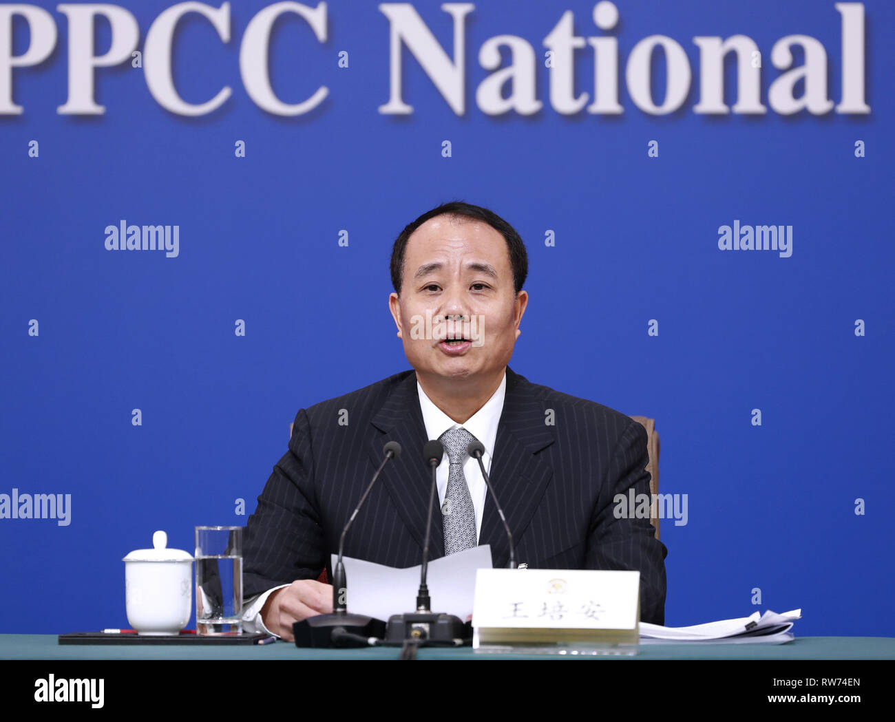 Pechino, Cina. Mar 5, 2019. Wang Peian, membro del XIII Comitato nazionale del la Conferenza consultiva politica del popolo cinese (Cpcpc), partecipa a una conferenza stampa sulla vincita dei tre principali battaglie di prevenire e disinnescare i rischi più importanti, effettuando mirati alla lotta contro la povertà e la prevenzione e il controllo dell'inquinamento, per la seconda sessione del XIII CPCPC Comitato nazionale a Pechino Capitale della Cina, 5 marzo 2019. Credito: Shen Bohan/Xinhua/Alamy Live News Foto Stock