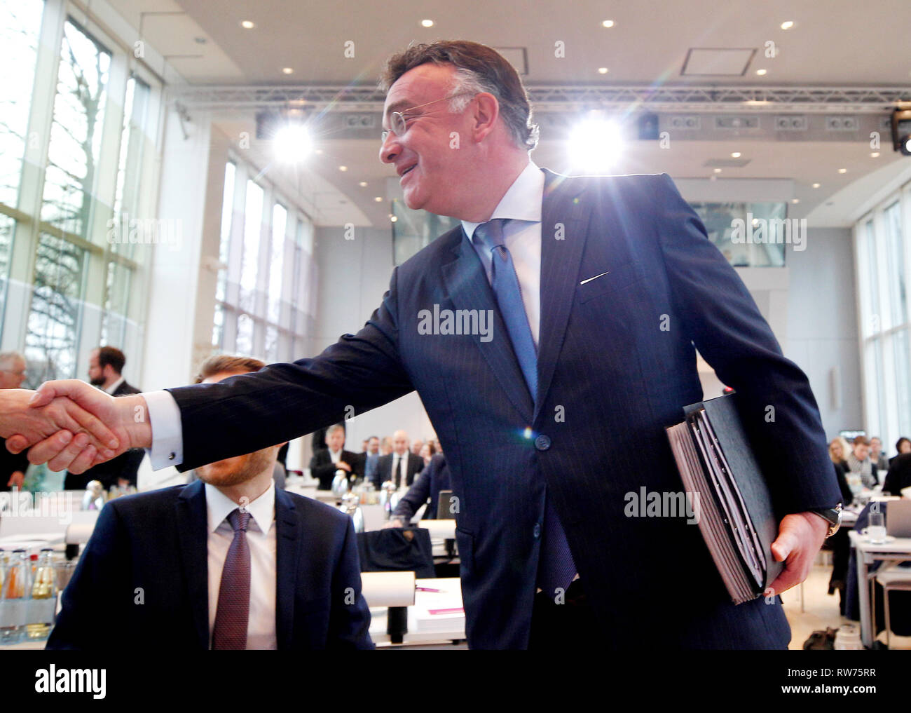 Essen, Germania. 05 Mar, 2019. Christian Kullmann, Presidente del Consiglio Esecutivo dell'azienda Evonik AG, accoglie una valutazione prima di iniziare la conferenza stampa annuale. Credito: Roland Weihrauch/dpa/Alamy Live News Foto Stock