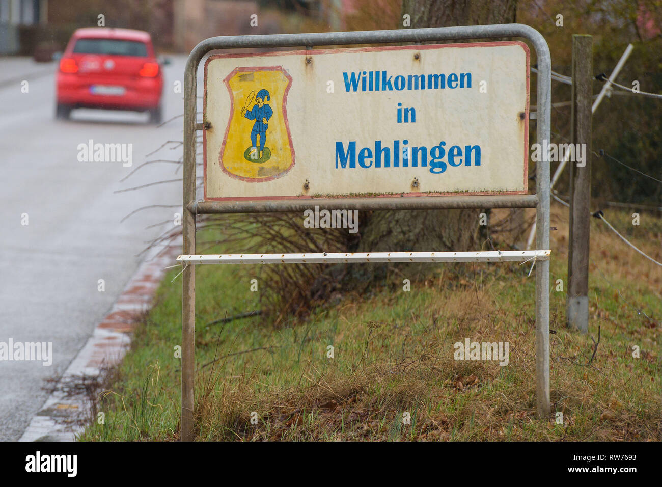 Mehlingen, Germania. 05 Mar, 2019. Un segno accoglie i visitatori a Mehlingen. In questo luogo ha vissuto il paesaggio morto giardiniere, che è sospettato di avere ucciso un medico con una trappola. Credito: Oliver Dietze/dpa/Alamy Live News Foto Stock