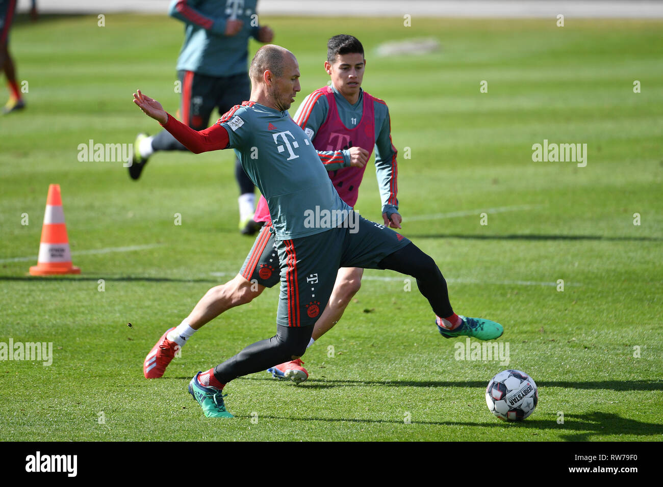 Monaco di Baviera, Deutschland. 05 Mar, 2019. Arjen ROBBEN (FC Bayern Monaco di Baviera), James RODRIGUEZ (FC Bayern Monaco di Baviera), azione, duelli. La formazione FC Bayern Munich Soccer 1. Bundesliga, stagione 2018/2019, su 05/03/2019 in Muenchen. | Utilizzo di credito in tutto il mondo: dpa/Alamy Live News Foto Stock