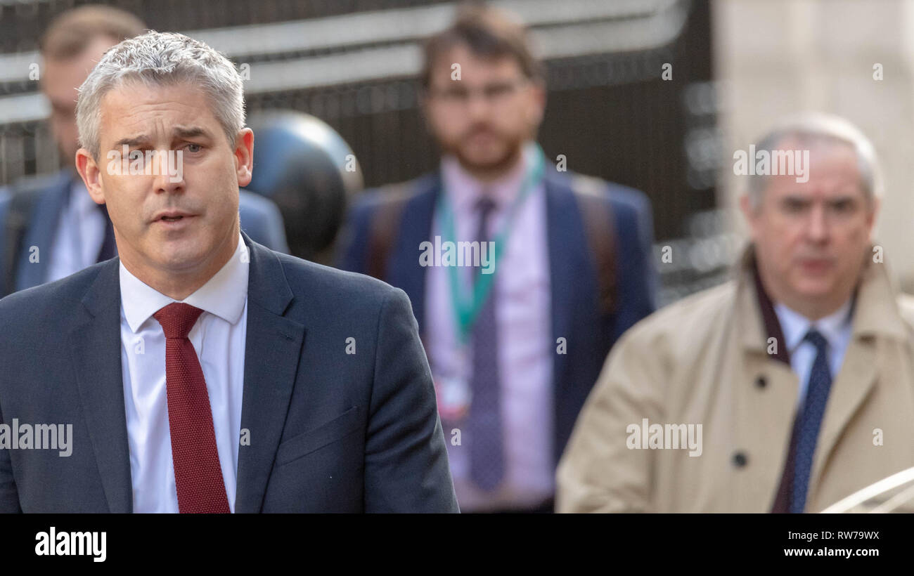 Londra, Regno Unito. Il 5 marzo 2019, Stephen Barclay, MP PC, Brexit Segretario e Geoffrey Cox, procuratore generale di lasciare Downing Street per l'ultimo round di negoziati Brexit, Londra, Regno Unito. Credito: Ian Davidson/Alamy Live News Foto Stock