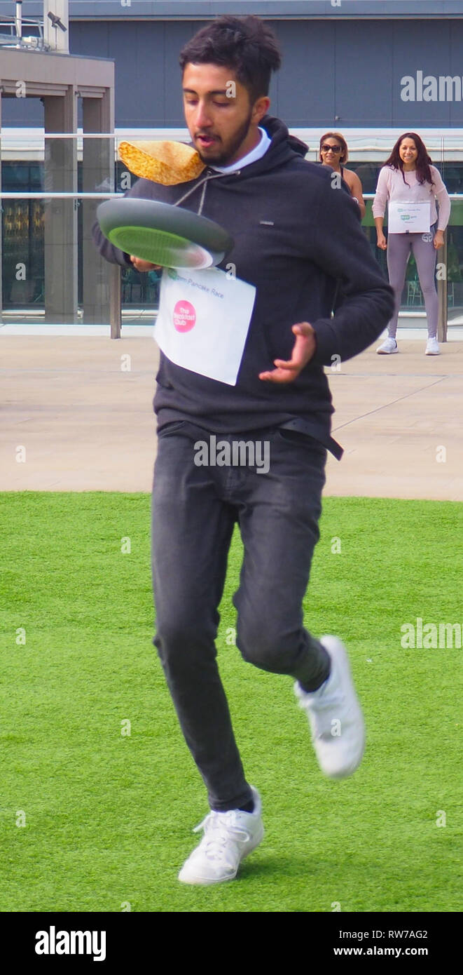 Oxford, Regno Unito. 5 Feb 2019. Un pancake race al Westgate Shopping Center di Oxford. Organizzato da Buzz palestra, ha sollevato il denaro per Oxford a base di supporto di cancro la carità, Maggie's. Credito: Angela Swann/Alamy Live News Foto Stock